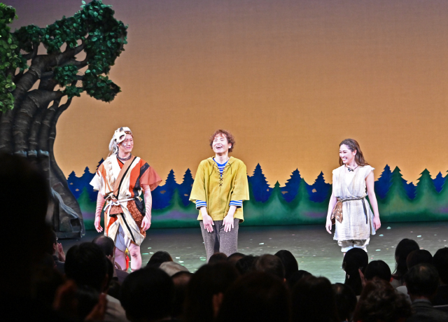 拍手に笑顔で応えるスキッパー役・権頭雄太朗（中央）、ホタルギツネ役・竹内 一樹（左）、ハシバミ役・石村 知幸（右）