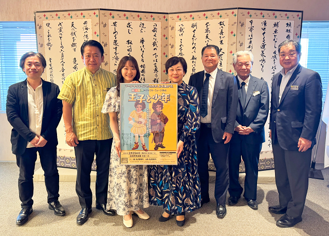 『王子と少年』カンパニーを代表して俳優の平田陽子（中央）と立花梨奈（中央左）が、公演をご支援くださっている関係各社を表敬訪問。石垣市・中山義隆市長、﨑山晃教育長、株式会社八重山毎日新聞、平田観光株式会社、東運輸株式会社の皆様と