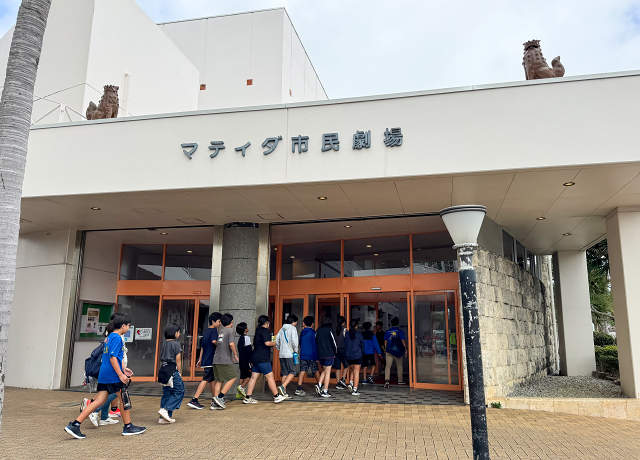 3月2日（月）「こころの劇場」『王子と少年』宮古島公演より、子どもたちの来場の様子