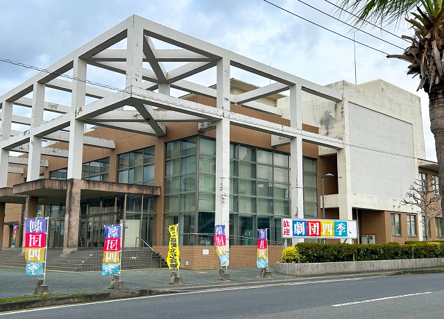 徳之島町文化会館に掲げられた、教育委員会の皆様によるフラッグ