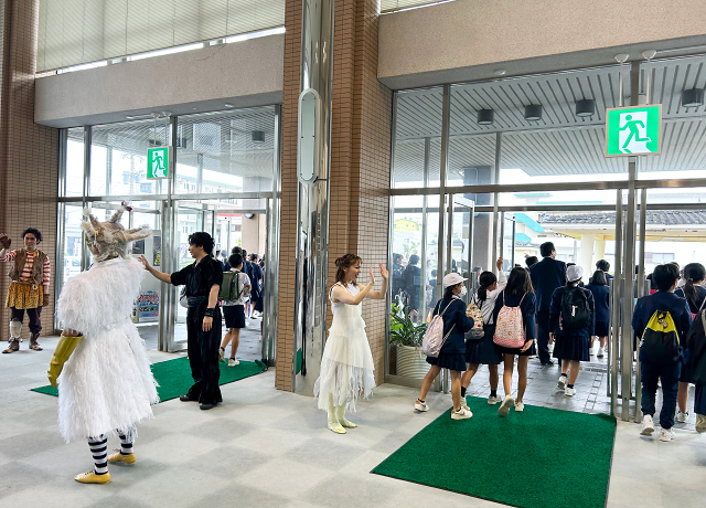 3月5日（木）「こころの劇場」『カモメに飛ぶことを教えた猫』徳之島町公演より、ロビーでのお見送りの様子