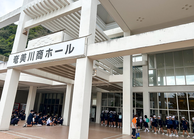 3月9日（月）「こころの劇場」『カモメに飛ぶことを教えた猫』奄美公演より、子どもたちの来場の様子