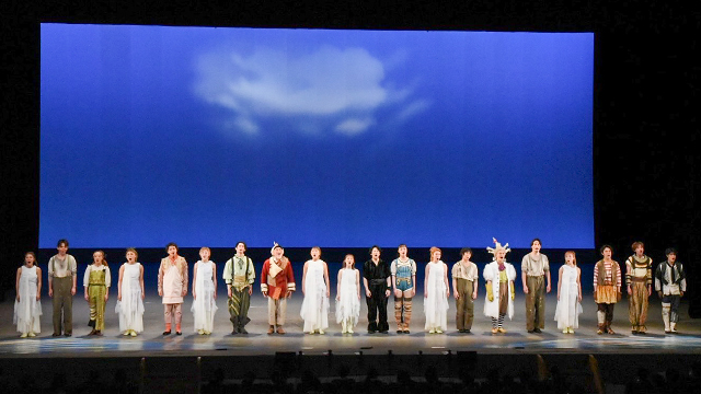 3月9日（月）「こころの劇場」『カモメに飛ぶことを教えた猫』奄美公演より、カーテンコールの様子