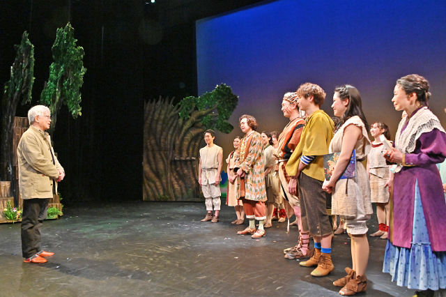 『はじまりの樹の神話～こそあどの森の物語～』原作者・岡田淳さんと対面するカンパニー