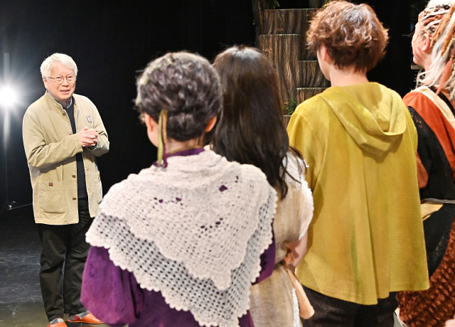 ミュージカルの感想をお話される岡田さん