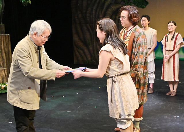 ご来場いただいた岡田さんへ感謝の想いを込めて、カンパニーから公演プログラムを贈りました