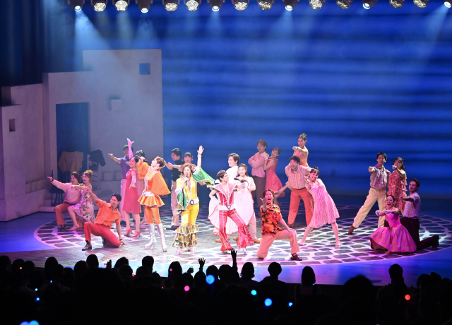 『マンマ・ミーア！』横浜公演初日カーテンコールの様子