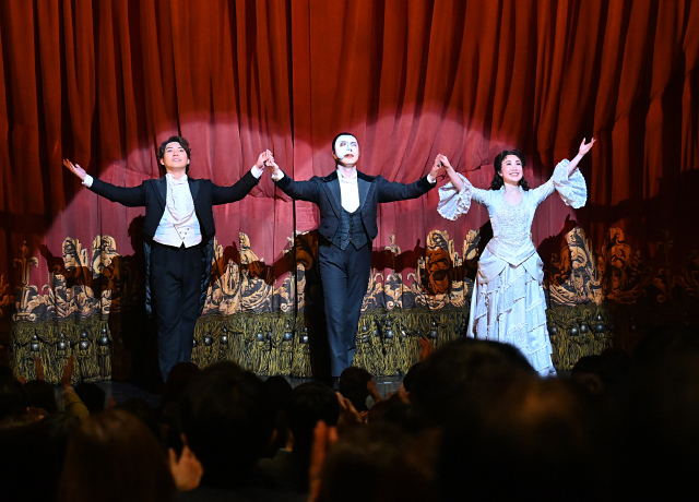 カーテンコールで客席の拍手に応えるオペラ座の怪人役・飯田達郎（中央）、クリスティーヌ・ダーエ役・奥平光音（右）、ラウル・シャニュイ子爵役・宇都宮千織（左）