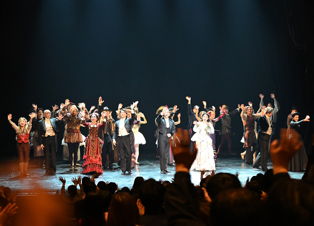 別れを惜しむように客席に向かって手を振り続ける出演者たち