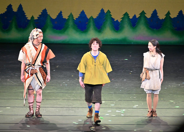 お客様からの拍手に応える、スキッパー役：鈴本 務（中央）、ホタルギツネ役：竹内一樹（左）、ハシバミ役：小坂華加（右）