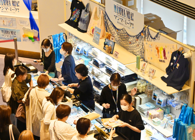 劇場グッズ売店では多彩なグッズを販売しております