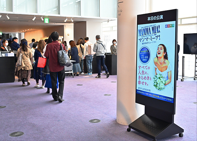『マンマ・ミーア！』横浜公演初日を迎えたKAAT 神奈川芸術劇場〈ホール〉