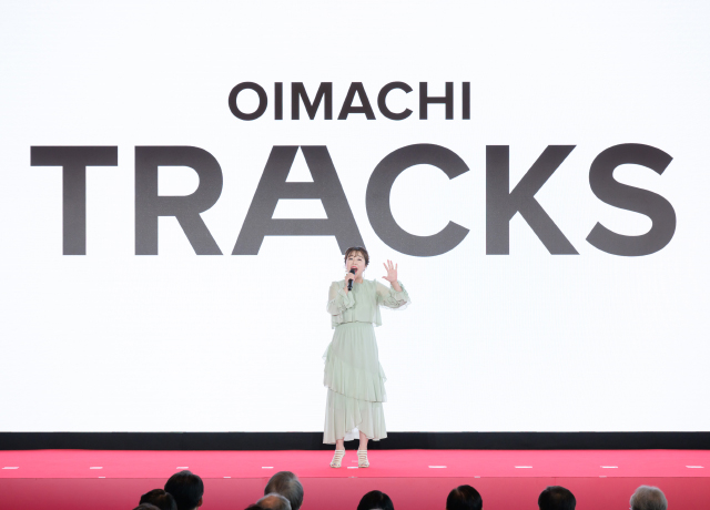 「OIMACHI TRACKS」まちびらきセレモニーにて、劇団四季俳優の江畑晶慧が『ウィキッド』劇中ナンバーを披露しました