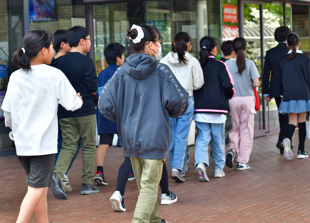 「こころの劇場」初日公演の会場となった浦安市文化会館（千葉県）に来場する子どもたち