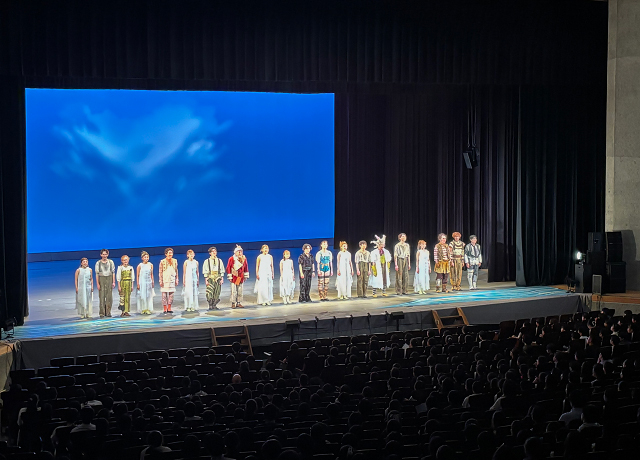 「こころの劇場」『カモメに飛ぶことを教えた猫』浦安公演　カーテンコールの様子