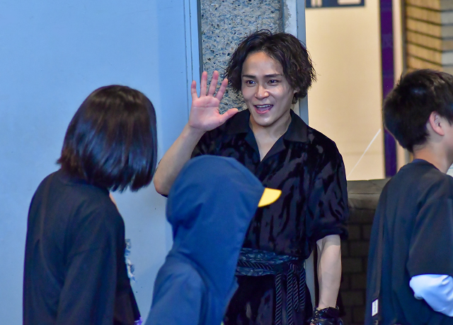 「こころの劇場」『カモメに飛ぶことを教えた猫』浦安公演より、出演者によるお見送りの様子