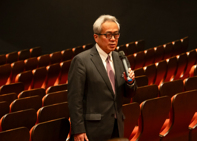 メディア各社を前に劇場の説明をする劇団四季代表取締役・吉田智誉樹