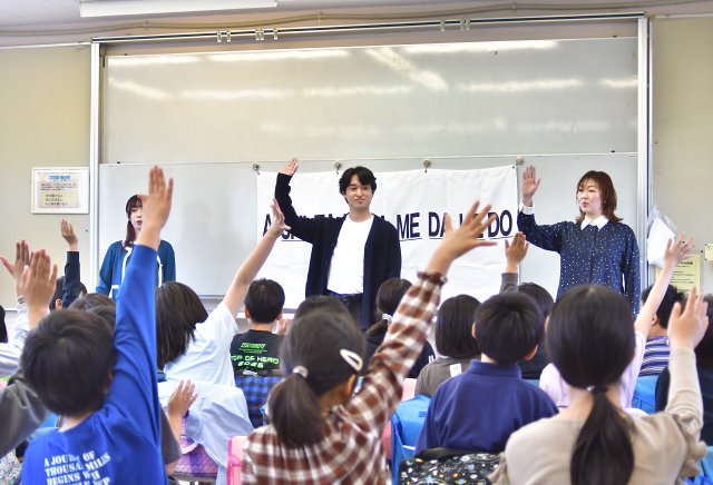 積極的に手を挙げ、参加する子どもたち