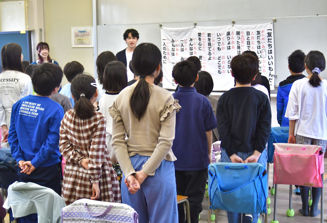 授業の最後には全員で心を込めて「友だちはいいもんだ」を歌いました