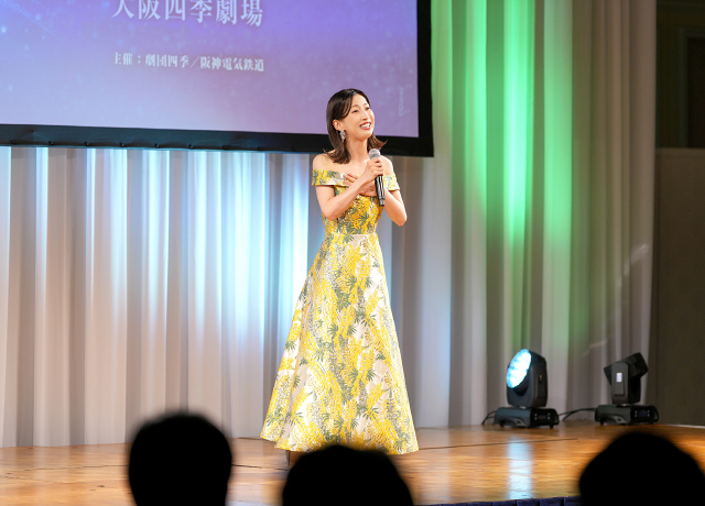 劇中ナンバー「生まれて初めて」を披露する海沼千明（アナ役）