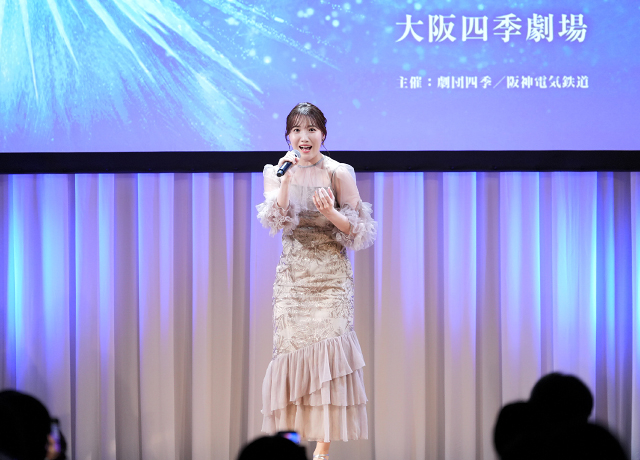 劇中ナンバー「ありのままで」を披露する中原詩乃（エルサ役）