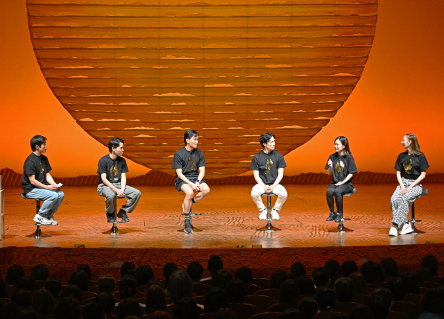 『ライオンキング』「オフステージトーク」イベントの様子。左から、小原てつを（バンザイ役）、別當大地（男性アンサンブル）、山下啓太（シンバ役）、近藤聡明（ティモン役）、嶺井真希（女性アンサンブル）、原田美欧（女性アンサンブル）