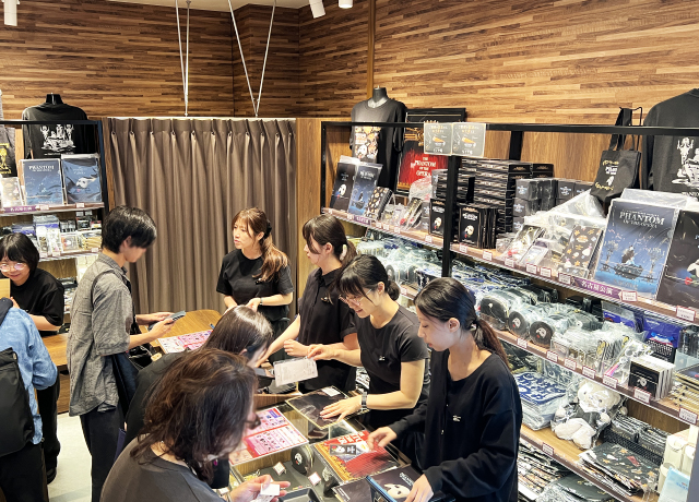「THEATRE SHOP」（グッズ売店）では、『オペラ座の怪人』公演プログラムほか、名古屋公演限定グッズも販売中。ご観劇の記念にぜひお求めください
