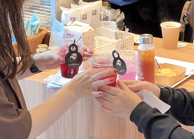 「劇団四季SHOP＆CAFÉ NAGOAYA」（スタンドカフェ）では『オペラ座の怪人』コラボメニューや、名古屋ならではのオリジナルドリンクや軽食を販売しています