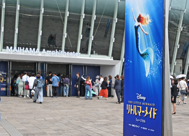 開演前、お客様でにぎわう舞浜アンフィシアター
