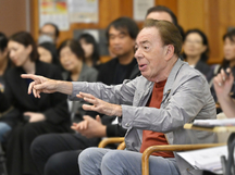 アンドリュー・ロイド＝ウェバー氏が四季芸術センターに来団！ 『オペラ座の怪人』稽古を見学されました