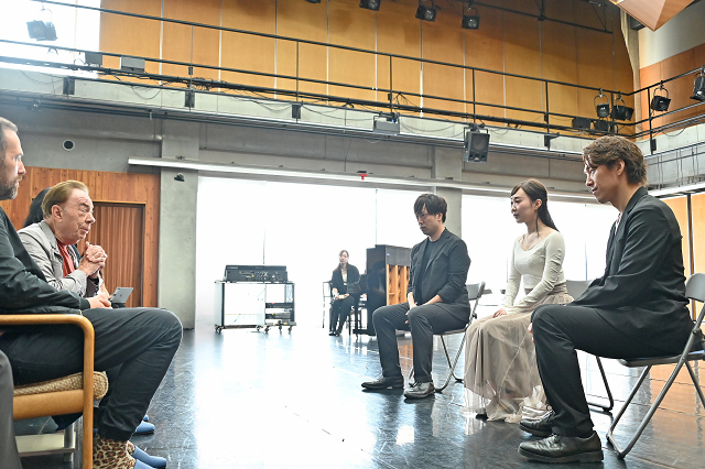 初演時のエピソードなどを交えながら俳優たちと交流するロイド＝ウェバー氏