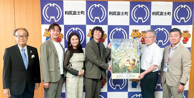 利尻富士町役場にて。右から吉田秀昭教育長、田村祥三町長、鈴本務、石村知幸、竹内一樹、喜田哲弘代表理事