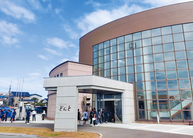 会場の利尻町交流促進施設どんと大ホール