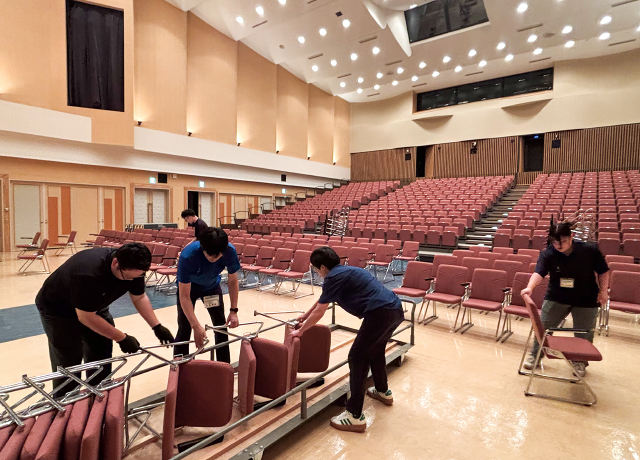上演のため、普段は収納されている椅子などを利尻町職員の皆様が設営してくださいました