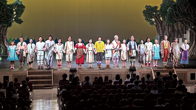 「こころの劇場」『はじまりの樹の神話～こそあどの森の物語～』利尻公演　カーテンコールの様子