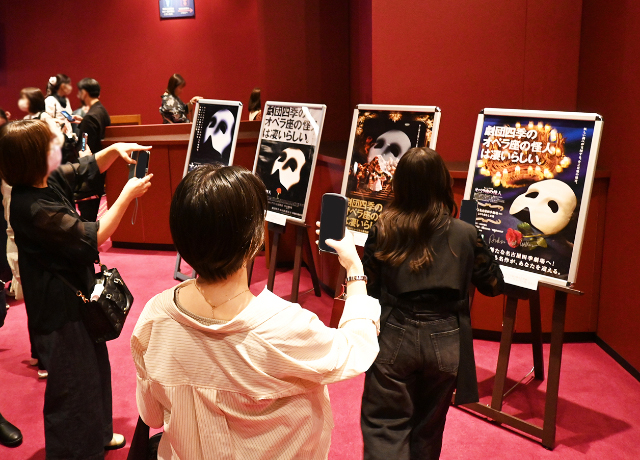 劇場ロビーには歴代の『オペラ座の怪人』のポスターの展示が